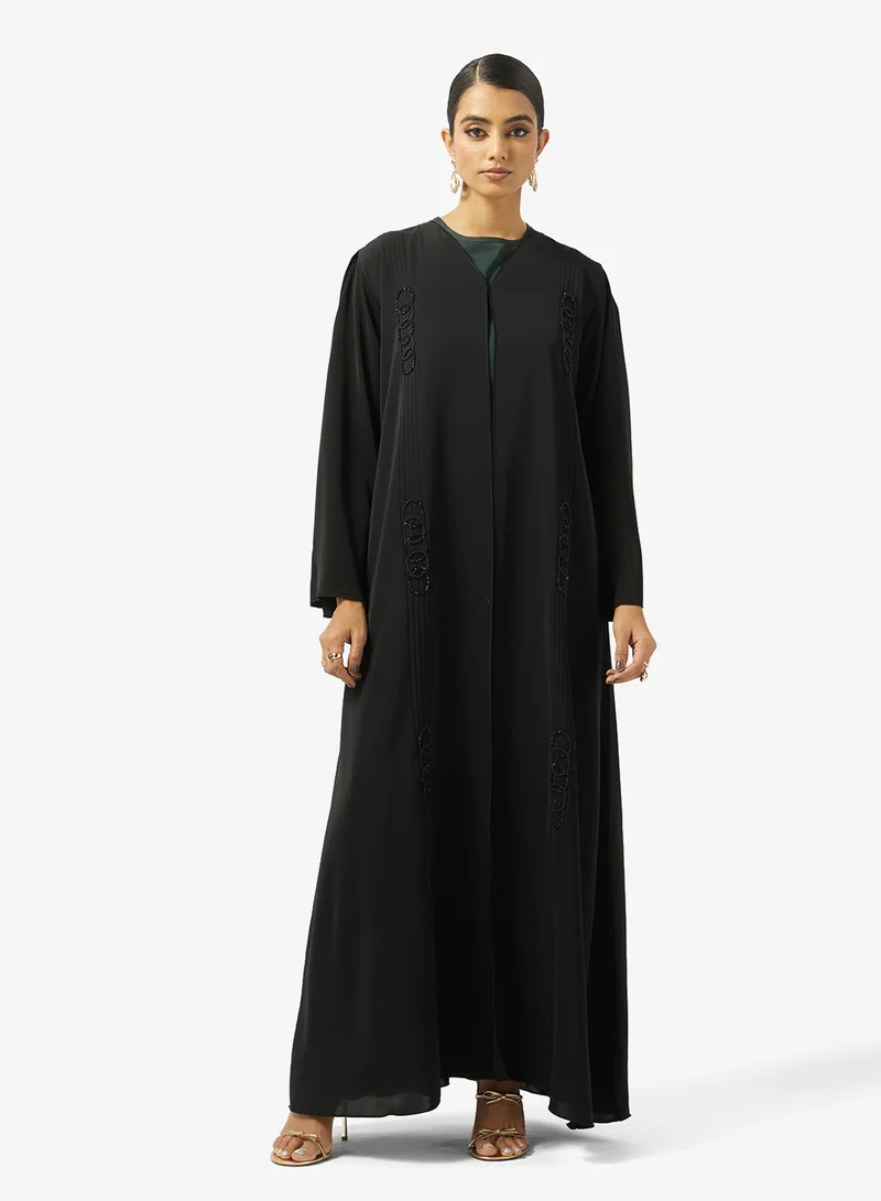 هيا كلوزيت عباية مفتوحة مزينة بياقة على شكل حرف